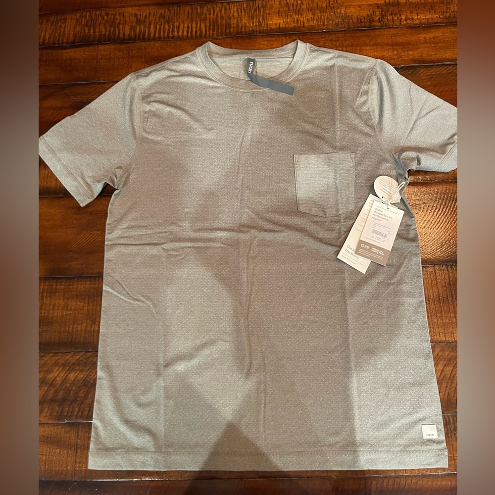 Vuori men’s medium tee with pocket